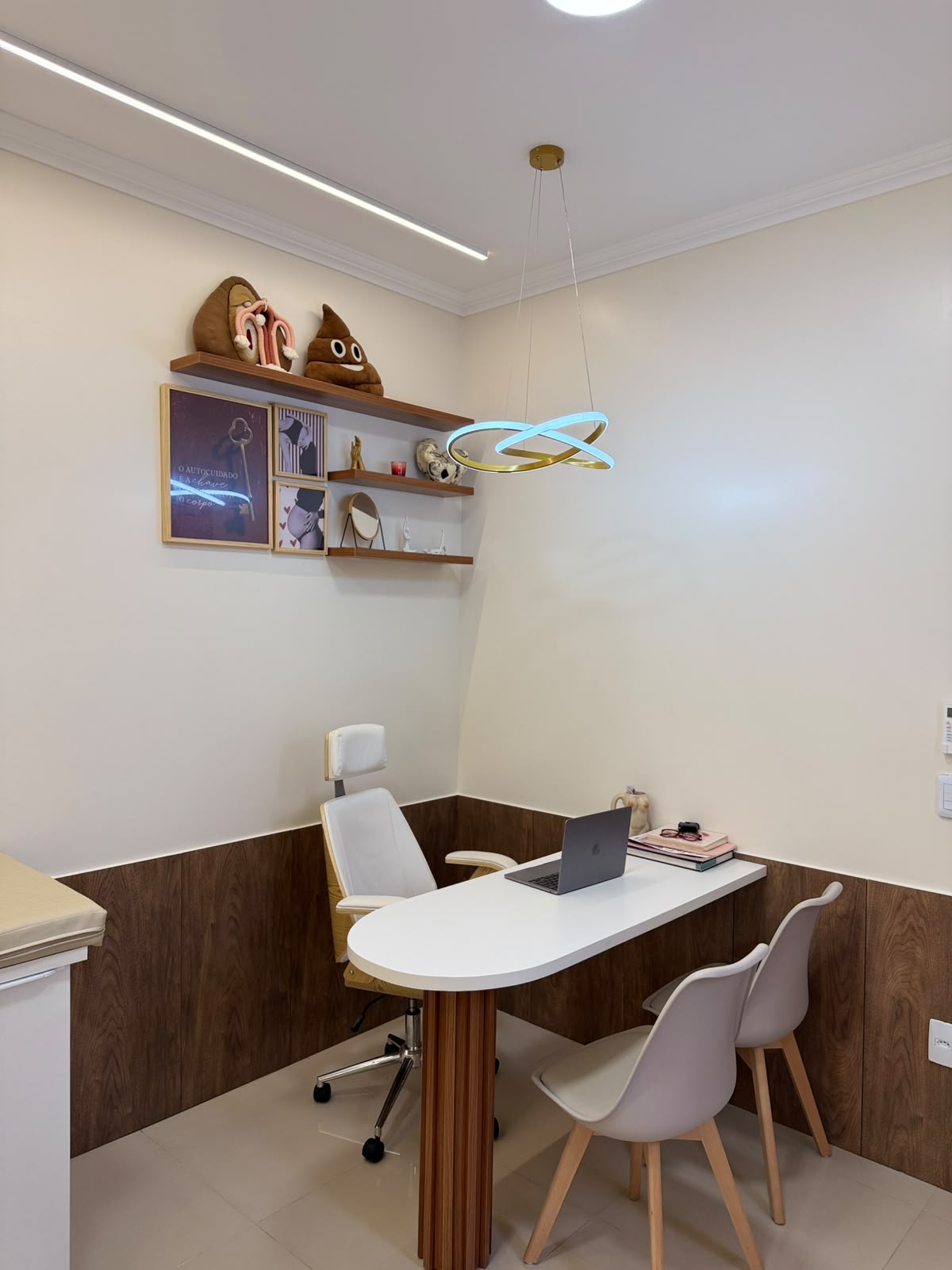 Espaço de consulta com mesa, cadeiras e decoração acolhedora
